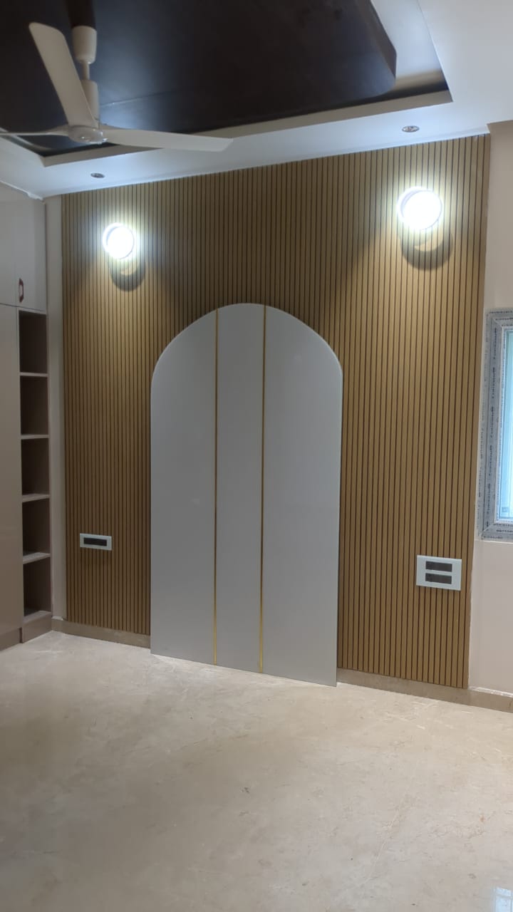 Ajay's House, Ballari — Arched feature wall in fluted oak with wall sconces